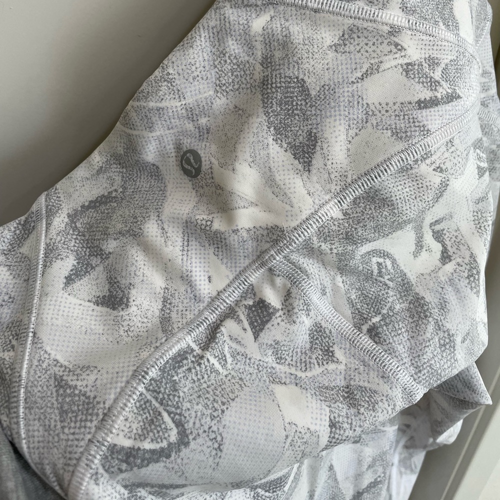 Lululemon (6) white/gray pattern mesh legging